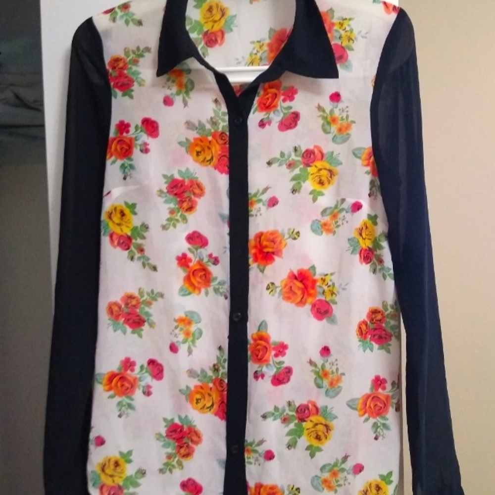 Miss Shop shirt size 8, fits size 6 too.
